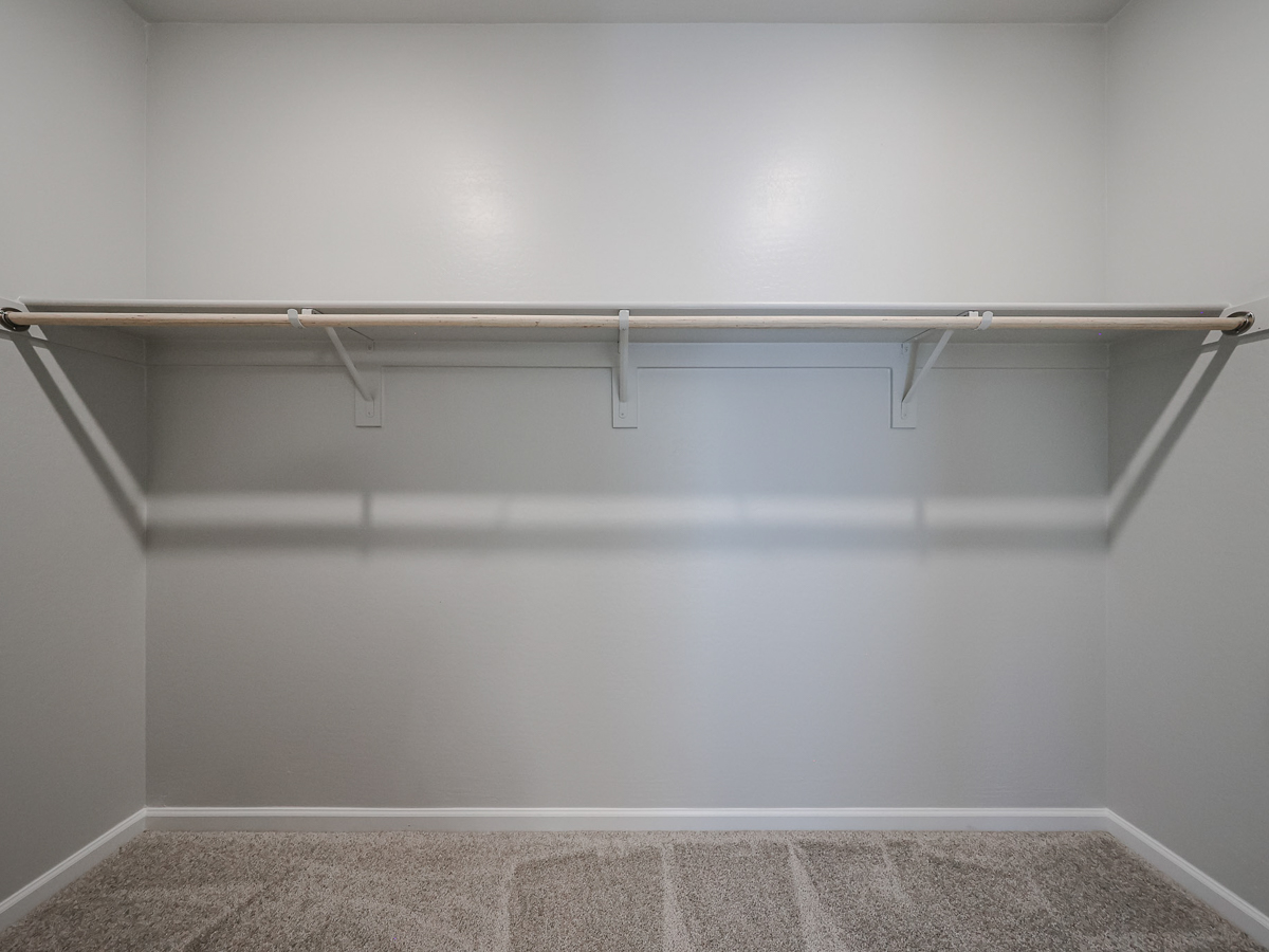 A metal bar with a metal bar.