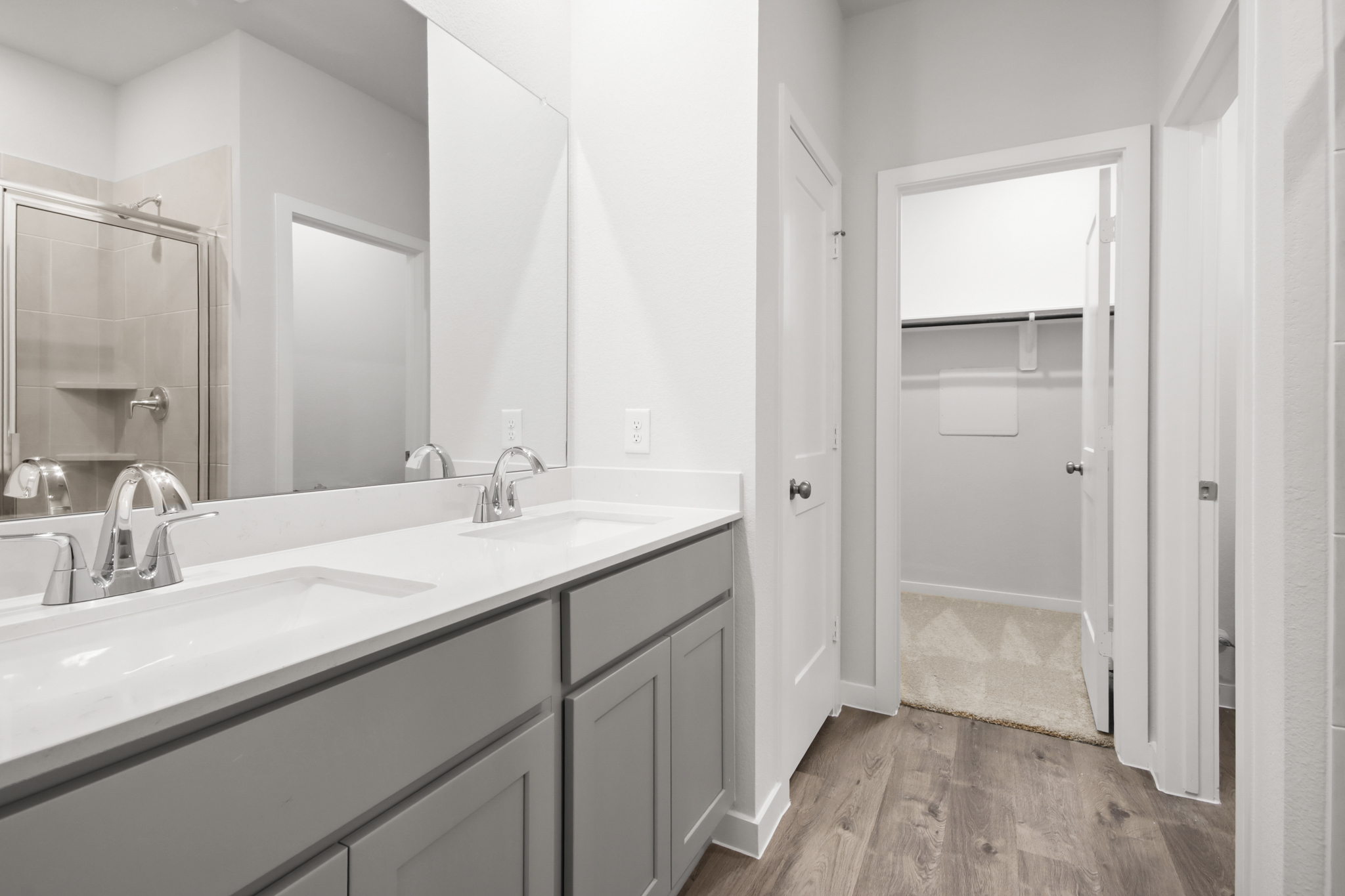 A bathroom with a sink and a mirror.