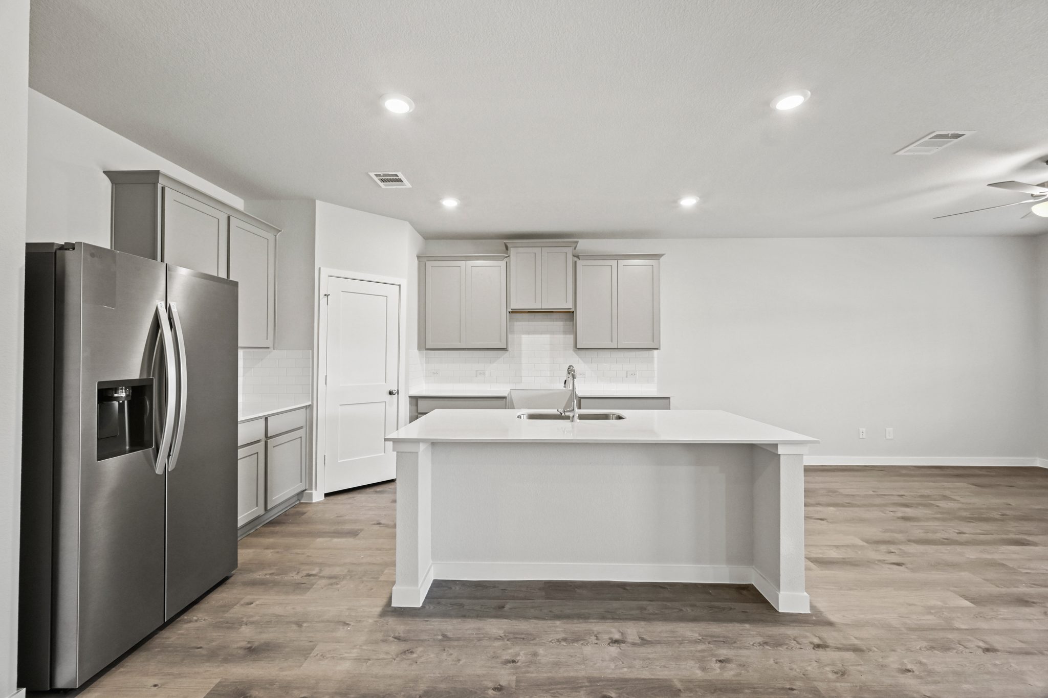 A kitchen with white cabinets.