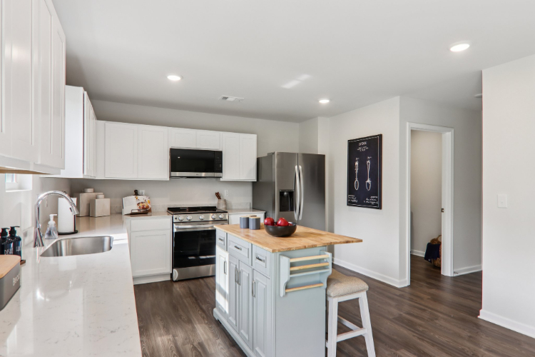 A kitchen with white cabinets.